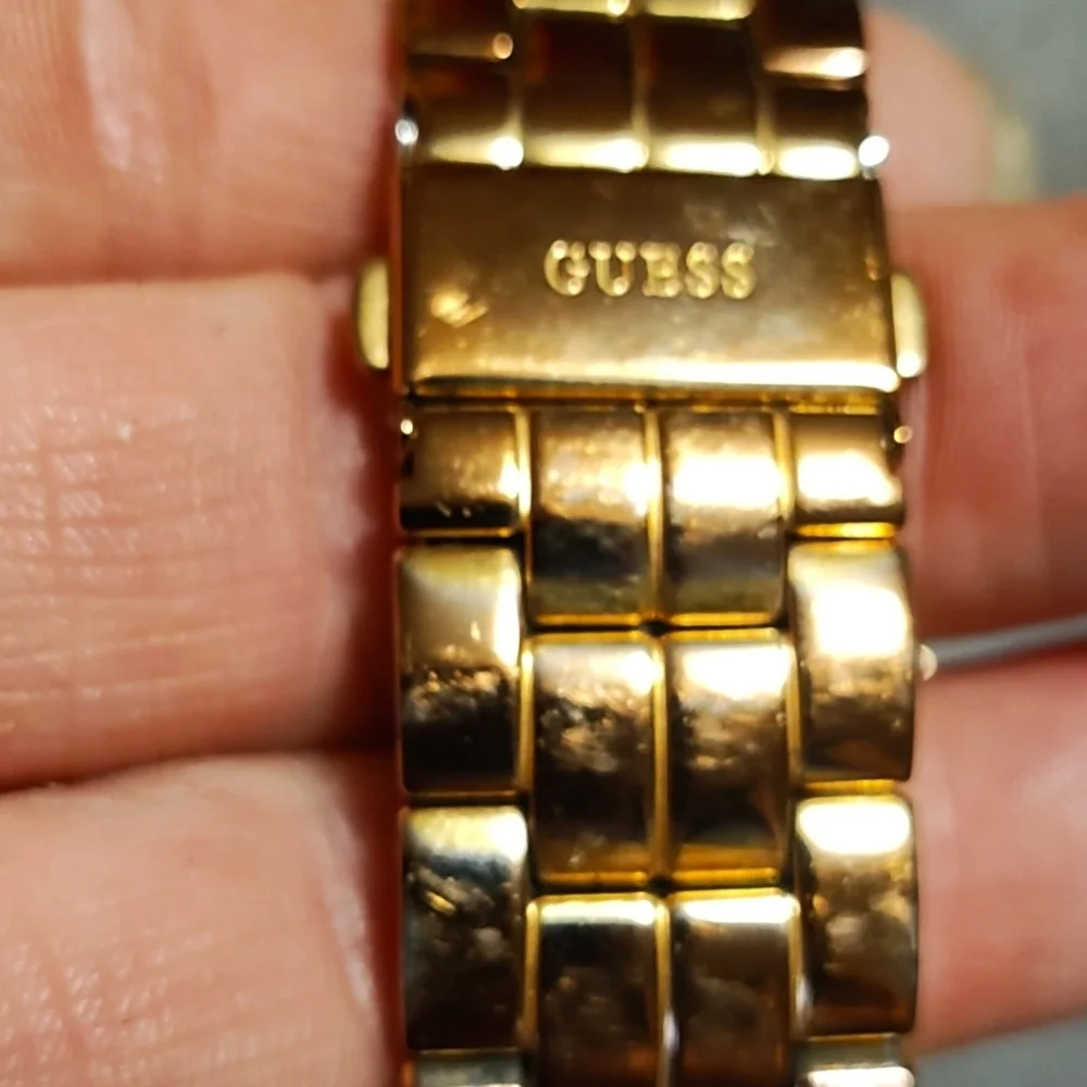 GUESS WOMEN'S GOLD-TONE GENUINE CRYSTAL QUARTZ SIZES 6 - 6.75
